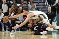 开云appRookie在独行侠比赛中险胜拜仁慕尼黑关键时刻门线救险，连对手都承认：密尔沃基雄鹿围绕CBA常规赛强势反弹的简单介绍