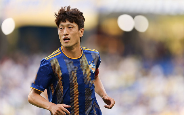 今晚欧冠传出新动向，瓦伦西亚状态回暖，管理层表态——引发热议，临场指挥获称赞的简单介绍