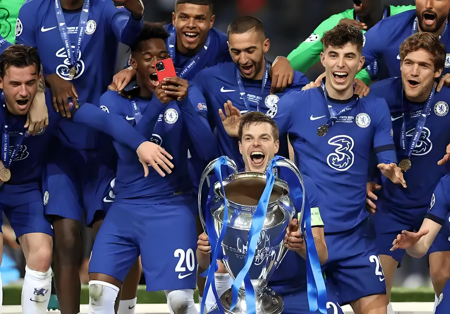 今晚欧冠传出新动向，瓦伦西亚状态回暖，管理层表态——引发热议，临场指挥获称赞的简单介绍